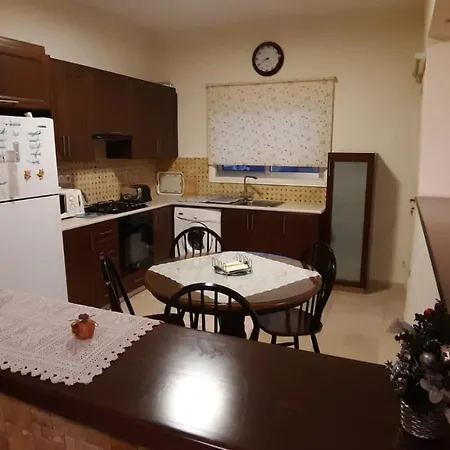 Alkaeos & מלון *