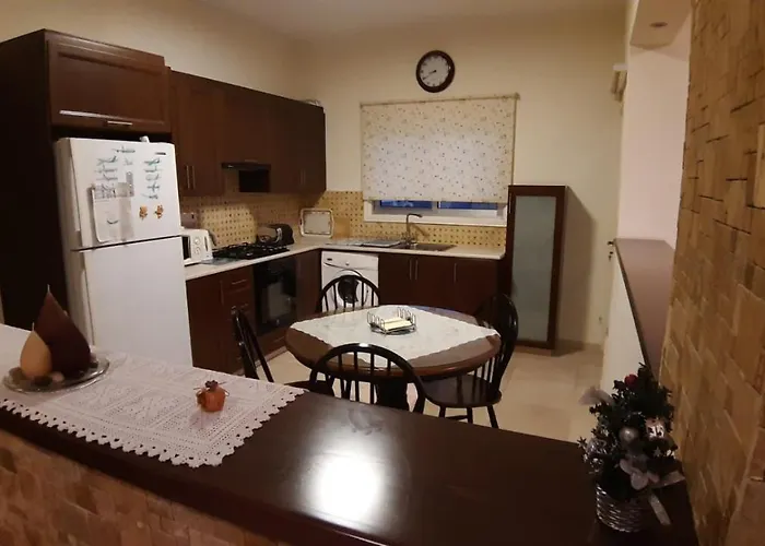 Alkaeos & Готель *